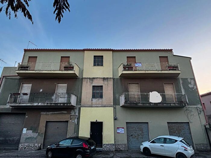 Appartamento con 9 locali in vendita in Via Logudoro, Carbonia