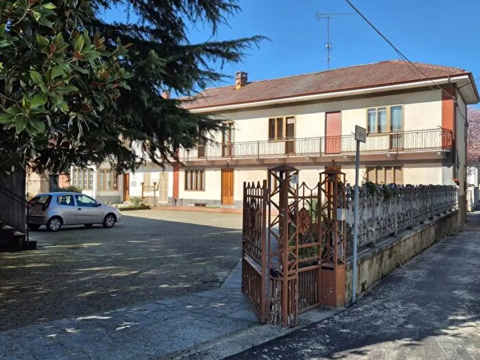Casa con 6 locali in vendita in Via Marconi, Lauriano