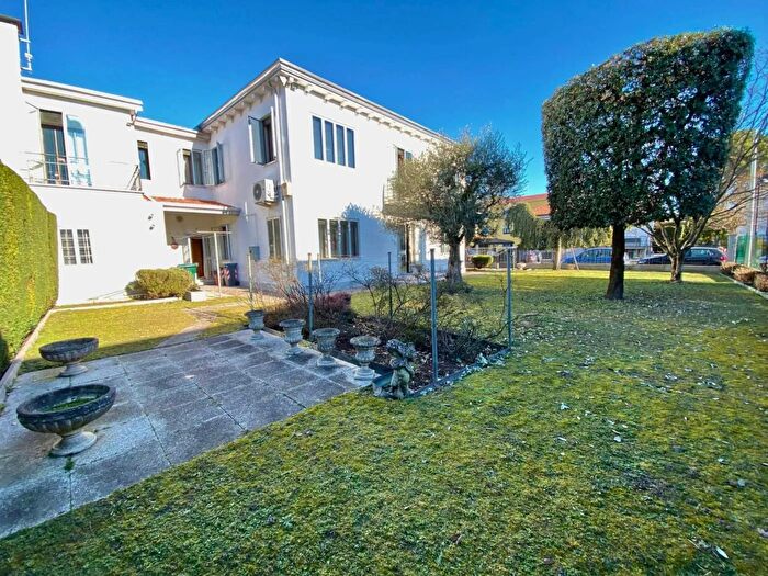 Casa con 10 locali in vendita in Via Vittorio Veneto, Dolo