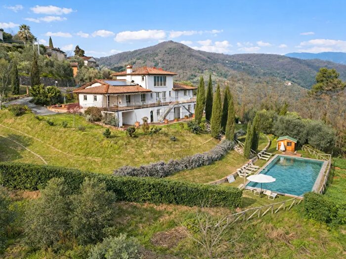 Casa con 15 locali in vendita in Lucca