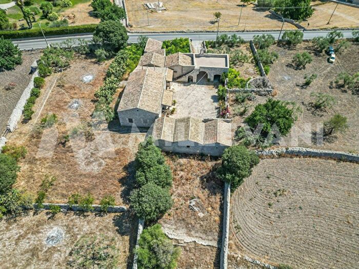 Casa con 12 locali in vendita in Contrada Calanchi, Modica
