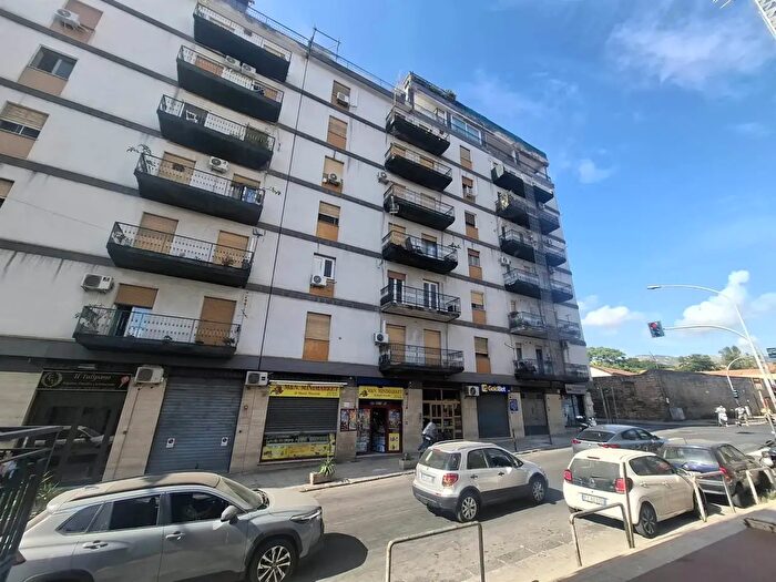 Appartamento trilocale in affitto in Via Cappuccini, Palermo
