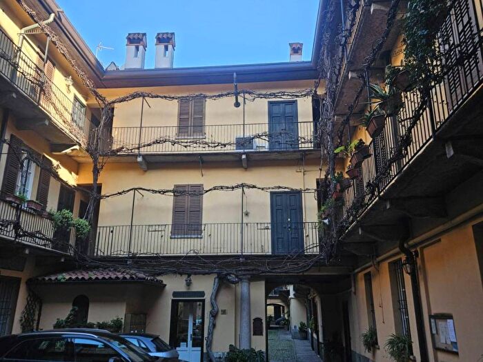 Appartamento trilocale in affitto in Alzaia Naviglio Grande, Navigli Darsena, Milano