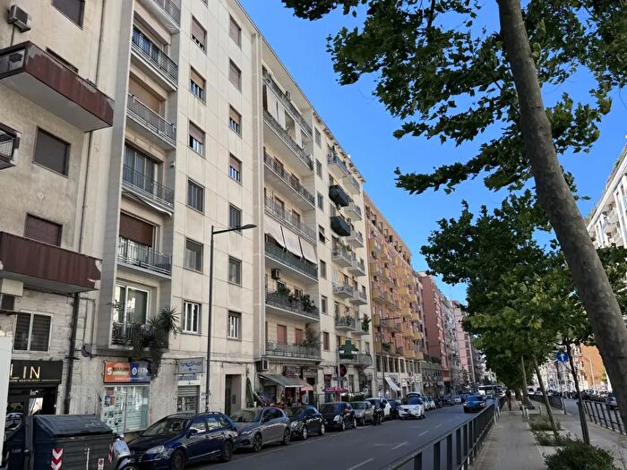 Appartamento con 5 locali in vendita in Viale Unità d'Italia, Bari