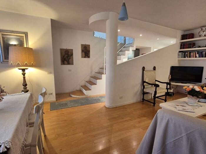 Casa con 5 locali in affitto in Viale Regina Margherita, Lungomare, Viareggio