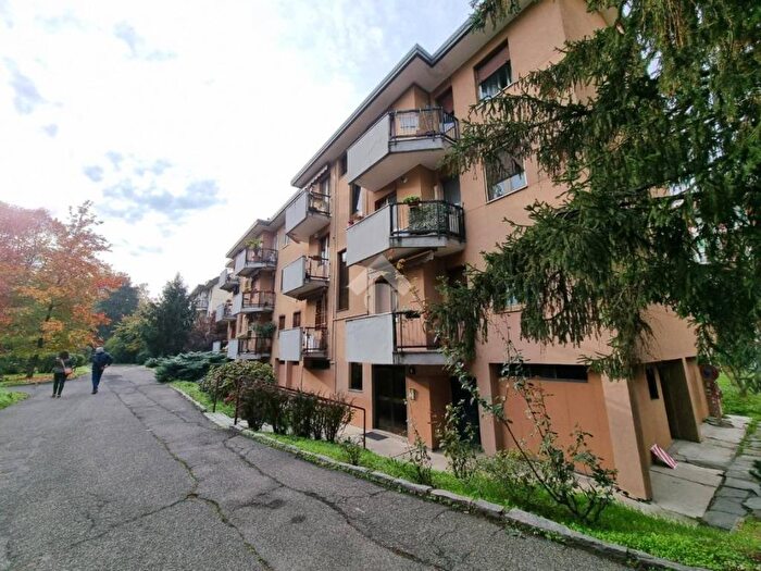 Appartamento trilocale in affitto in Via della Capinera, Inganni, Milano