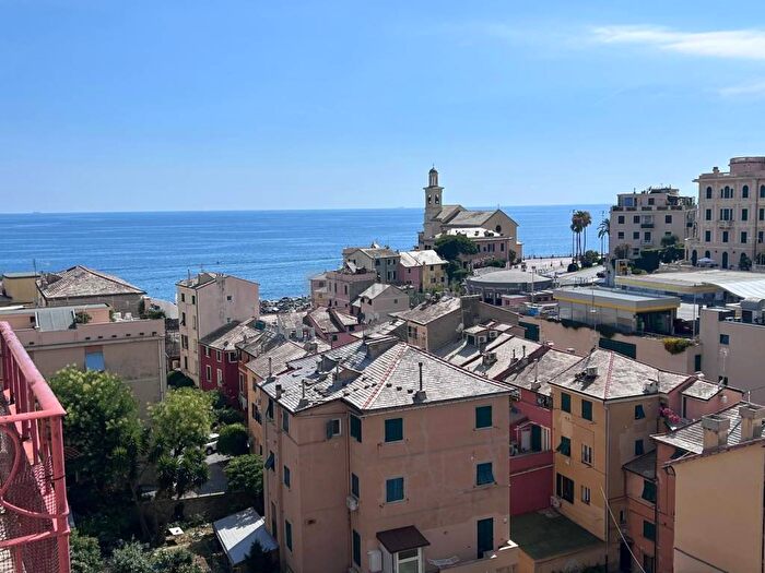 Appartamento con 6 locali in affitto in Via Nicolò Dodero, Albaro, Genova