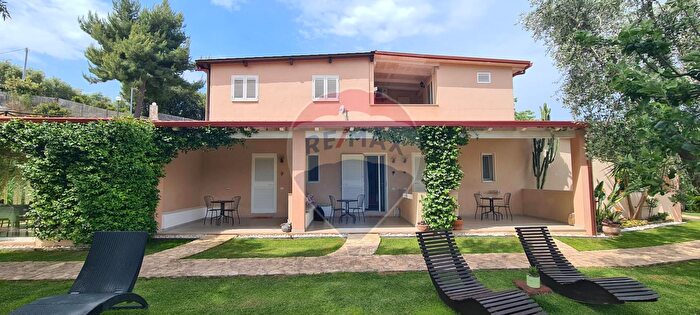 Appartamento con 12 locali in vendita in Località Valle Castellana, Peschici