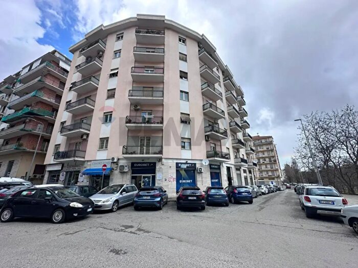 Appartamento trilocale in vendita in Via delle Medaglie dOro, Cosenza