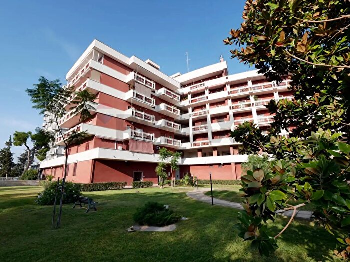 Appartamento con 6 locali in vendita in Viale Luigi De Laurentis B, Bari