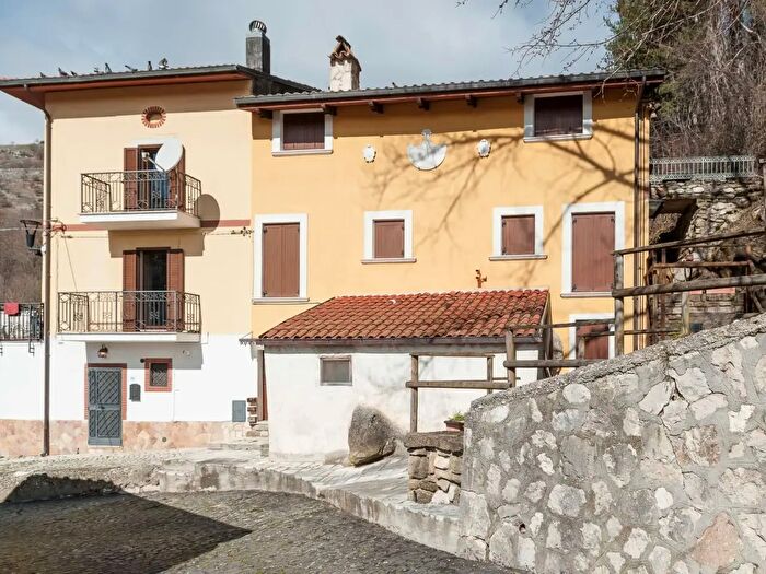 Casa con 9 locali in vendita in Rione Fontana Vecchia, Scontrone