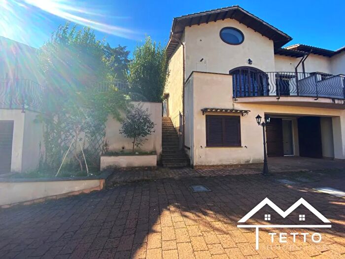 Casa quadrilocale in vendita in Via Roma, Selci