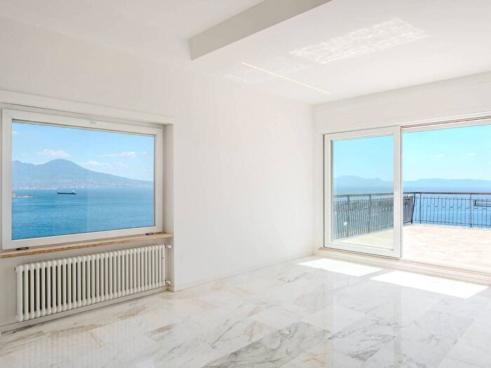 Casa trilocale in affitto in Via Orazio, Posillipo, Napoli
