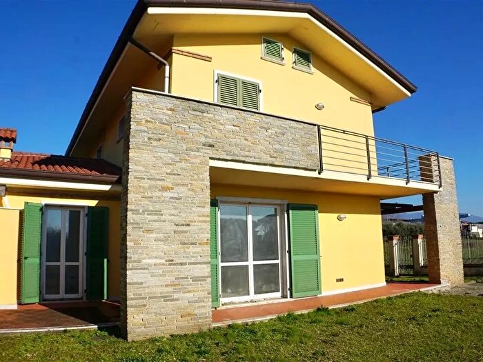 Casa quadrilocale in vendita in Carrara