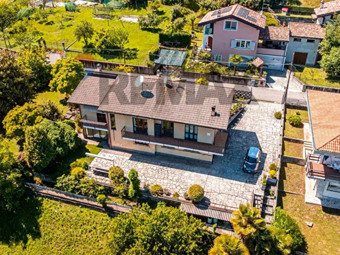 Casa con 5 locali in vendita in Paruzzaro