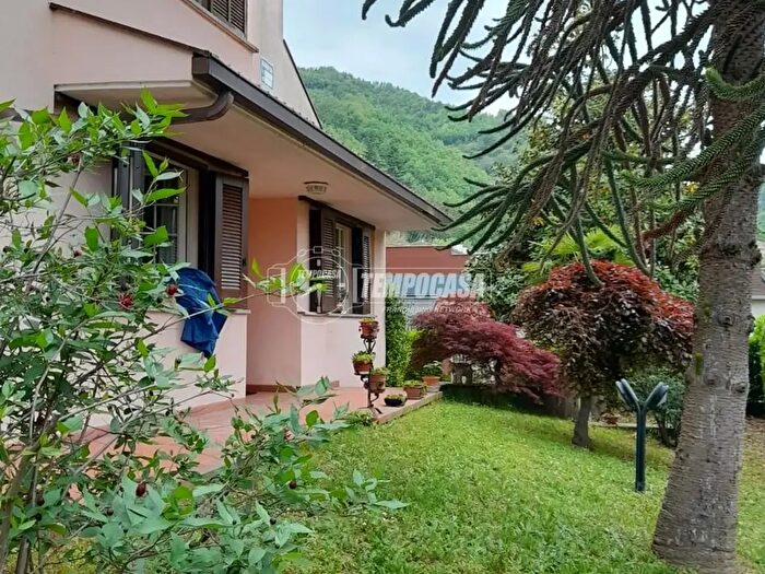 Casa con 7 locali in vendita in Corso Luigi Einaudi, Cortemilia