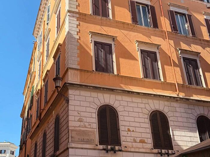 Appartamento bilocale in affitto in Via della Panetteria, Trevi, Roma
