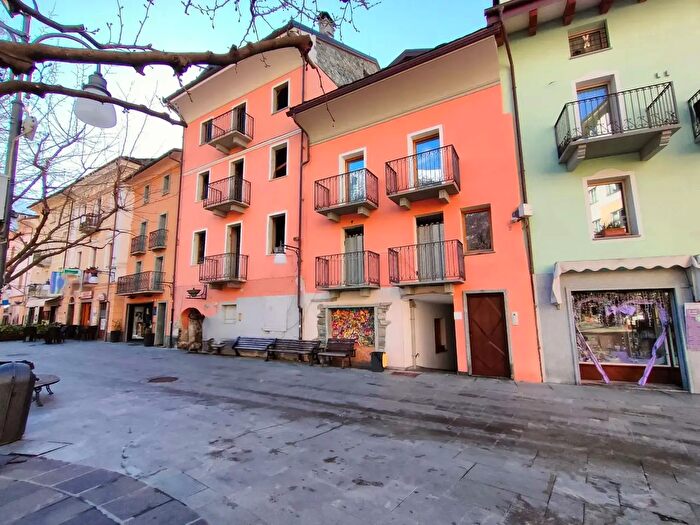 Casa con 12 locali in vendita in Via Chanoux, Saint Vincent