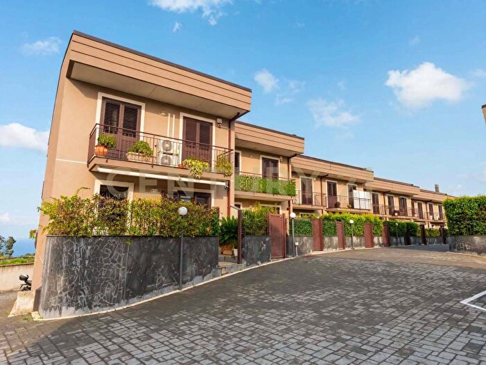 Casa con 6 locali in vendita in Via Nizzeti, Aci Catena