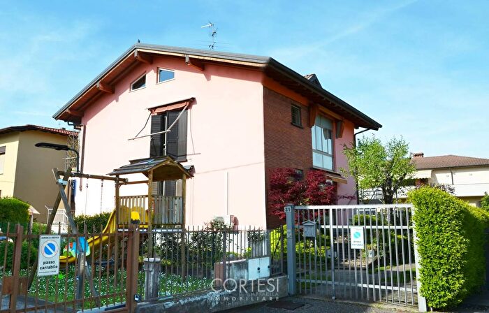 Casa con 8 locali in vendita in Via Don Antonio Seghezzi Treviolo, Treviolo