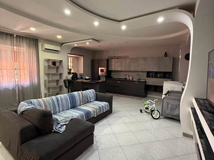Appartamento trilocale in affitto in Viale Guglielmo Marconi, Casavatore