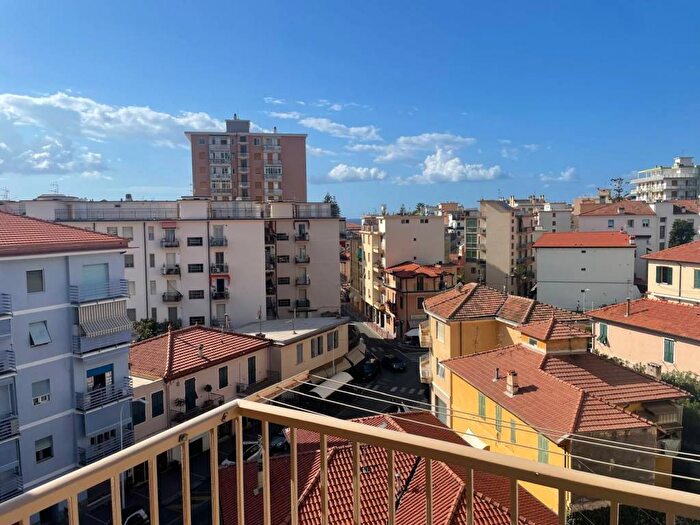 Appartamento quadrilocale in affitto in Via Cristoforo Colombo, Centro, Taggia
