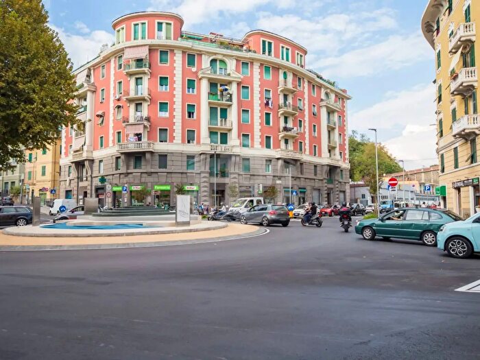 Appartamento con 7 locali in vendita in Piazza Andrea Massena, Genova