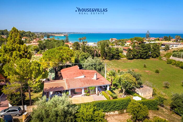 Casa quadrilocale in vendita in Traversa Settima di Via dei Nuri, Avola