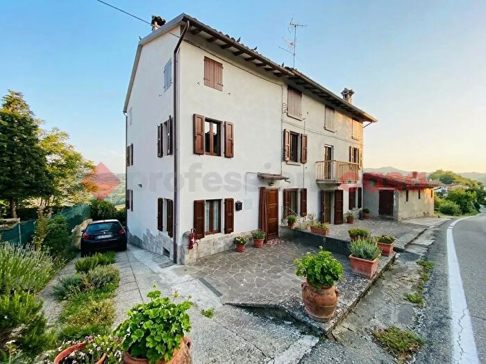 Casa con 5 locali in vendita in Vezzano Sul Crostolo
