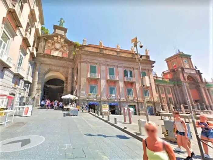 Appartamento quadrilocale in affitto in Via PortAlba, Napoli