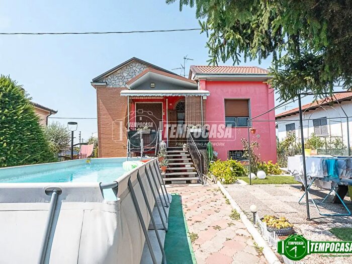 Casa trilocale in vendita in Via Borgonovo, Castel San Giovanni