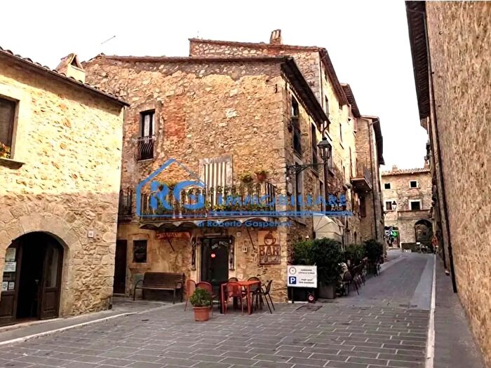 Appartamento con 5 locali in vendita in Piazza G Mazzini, Baschi