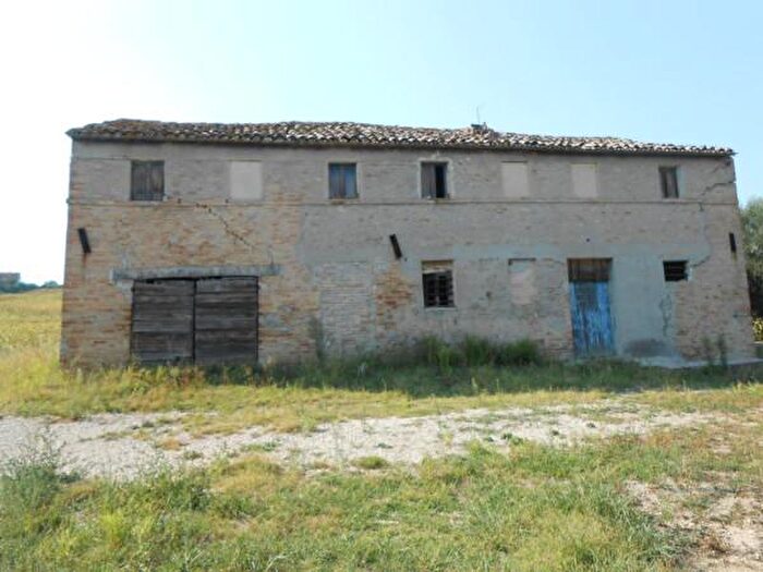 Casa con 6 locali in vendita in Piazza Santa Maria, Belvedere Ostrense
