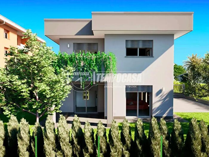 Casa quadrilocale in vendita in Via Novara, Somma Lombardo