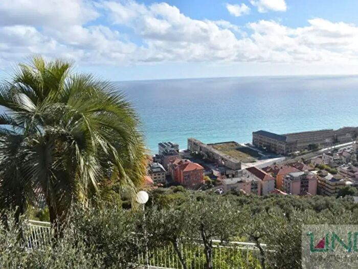 Appartamento trilocale in vendita in Via Piave, Pietra Ligure