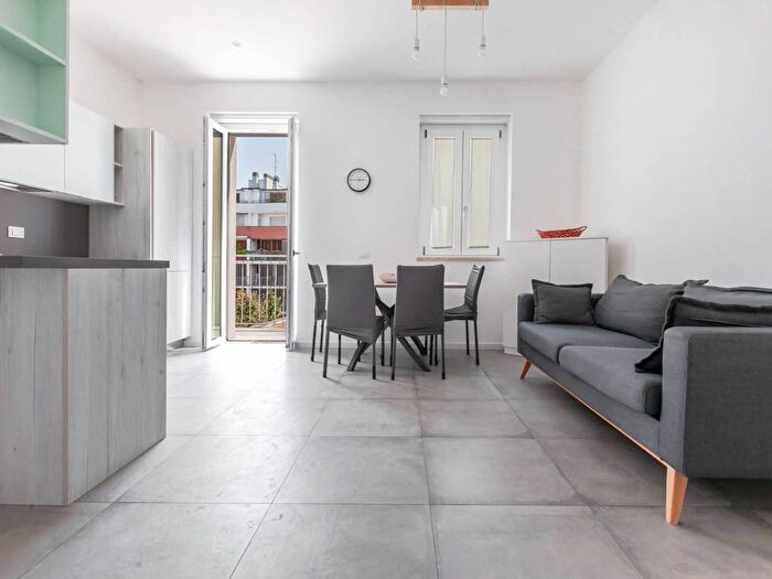 Appartamento trilocale in affitto in Via Diodoro Siculo, Greco Segnano, Milano