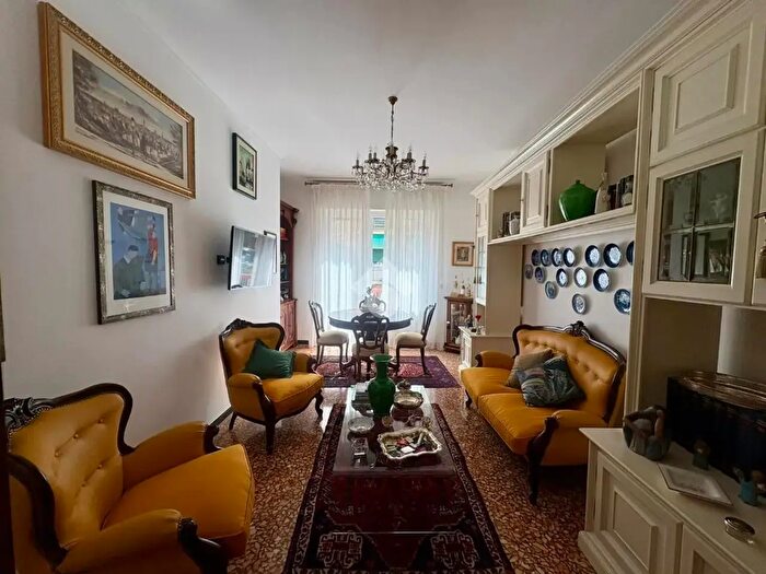 Appartamento quadrilocale in vendita in Via col di Lana, Genova