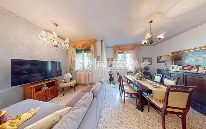 Appartamento con 7 locali in vendita in Via Giuseppe Scarzia, Maglie