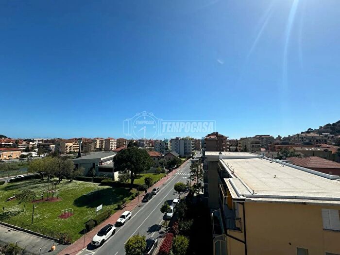 Appartamento trilocale in vendita in Via Cavour, Andora