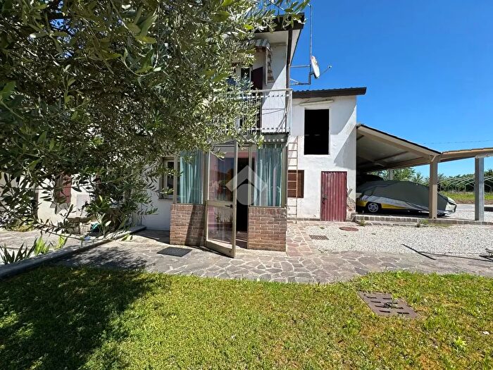 Casa quadrilocale in vendita in Via Ventiquattro Maggio, Curtarolo