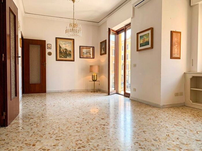 Appartamento con 5 locali in vendita in Via Tommaso De Amicis, Zona Ospedaliera, Napoli