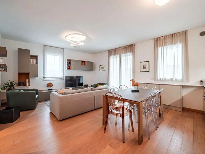 Appartamento trilocale in vendita in Via Noto, Milano