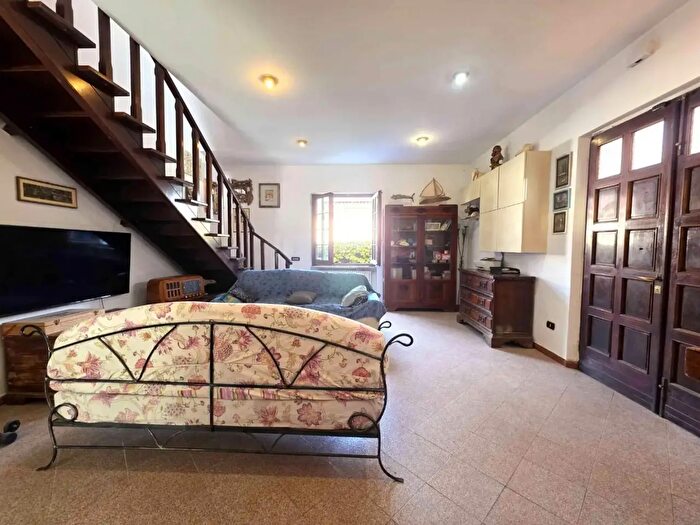 Casa con 5 locali in vendita in Massa