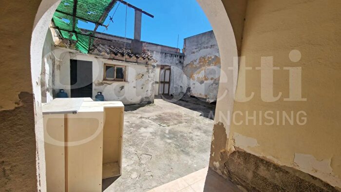 Casa con 5 locali in vendita in Via SantIlario Snc, Monserrato