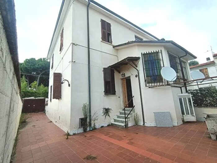 Casa quadrilocale in vendita in Carrara
