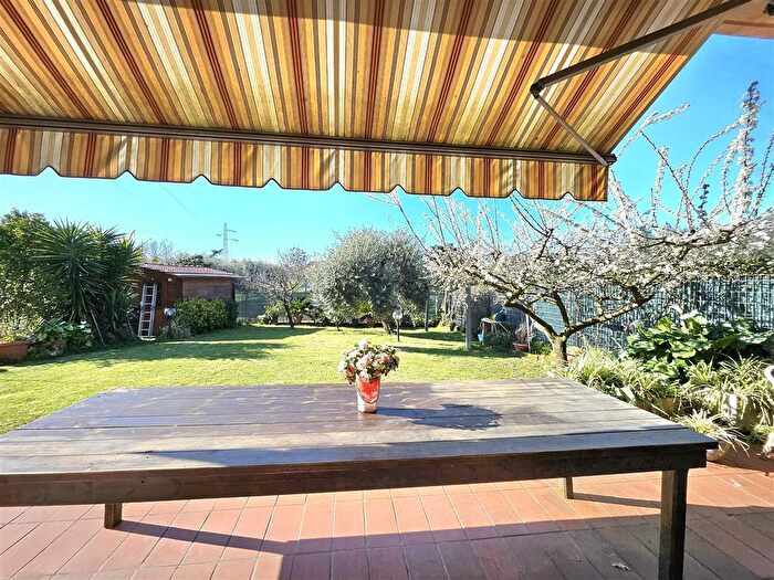 Casa con 8 locali in vendita in Godola, Massa