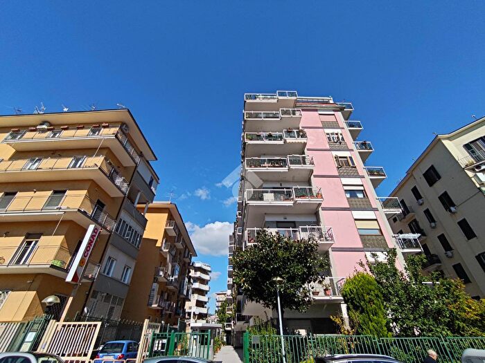Appartamento trilocale in vendita in Via Belvedere, Napoli