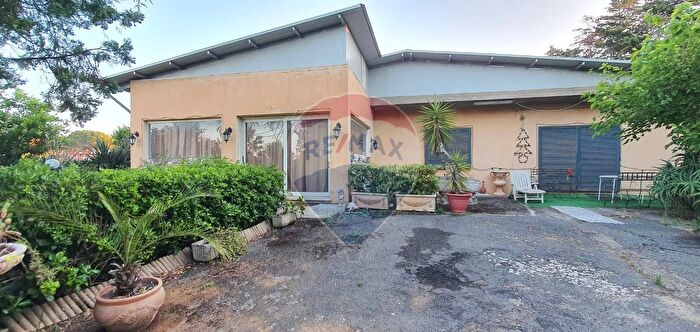 Casa con 10 locali in vendita in Via Antonino Barbara, Caltagirone