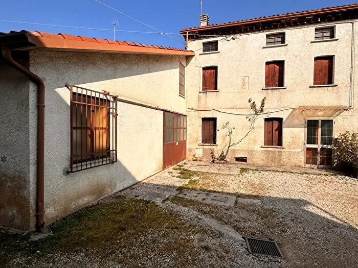 Casa trilocale in vendita in Via Crosara, Carre