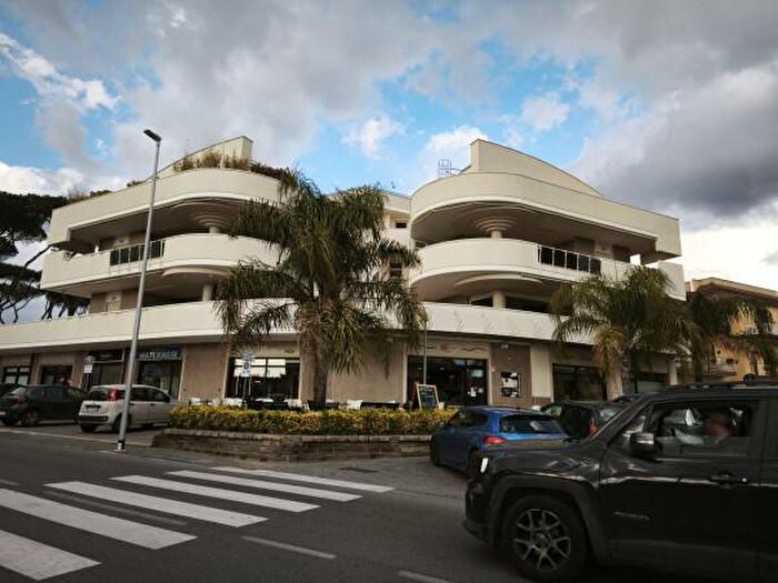 Appartamento quadrilocale in vendita in Via di Selva Candida, Roma